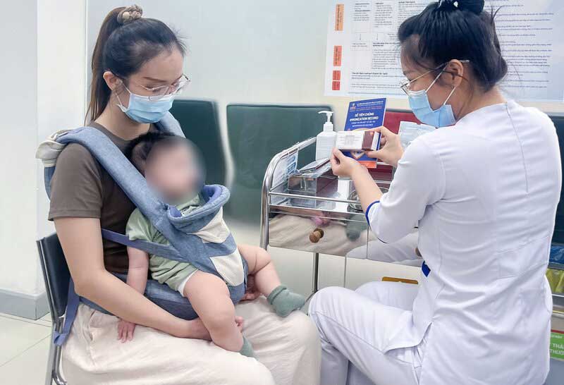 Những người dân đầu tiên được tiêm vắc xin phòng não mô cầu mới ở Việt Nam. Ảnh: Mộc Thảo