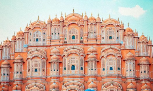 Hawa Mahal là một trong những địa điểm check-in được yêu thích nhất tại thành phố màu hồng Jaipur, Ấn Độ. 
