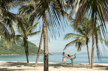 Lớp Yoga bên bờ biển dành cho khách nghỉ tại một resort ở bán đảo Sơn Trà, Đà Nẵng. Ảnh: Khu nghỉ dưỡng cung cấp