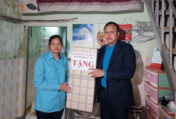 Chủ tịch LĐLĐ TP Hà Nội Phạm Quang Thanh tặng quà chị Hà Thị Hồng Nam. Ảnh: Ngọc Ánh