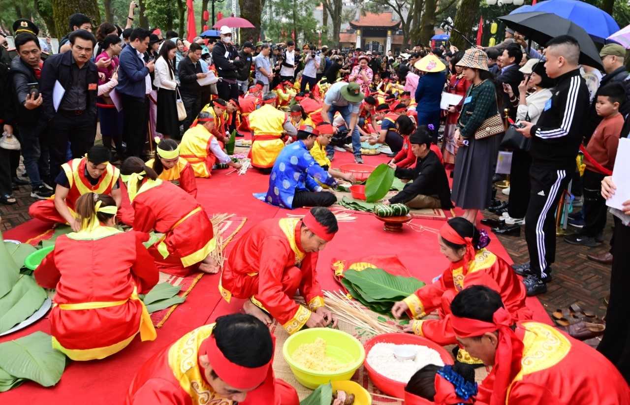 Sôi nổi phần thi gói bánh chưng của các đội chơi. Ảnh: Linh Dương