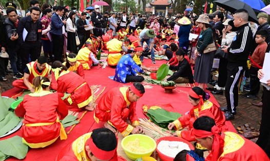 Sôi nổi phần thi gói bánh chưng của các đội chơi. Ảnh: Linh Dương