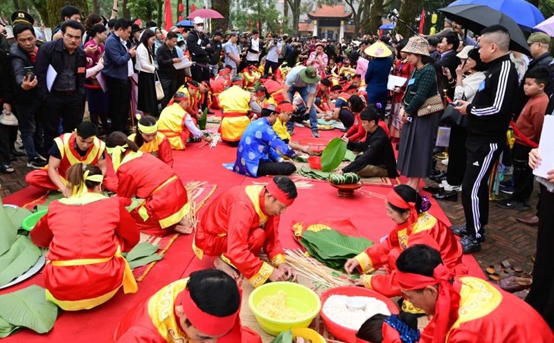 Sôi nổi phần thi gói bánh chưng của các đội chơi. Ảnh: Linh Dương