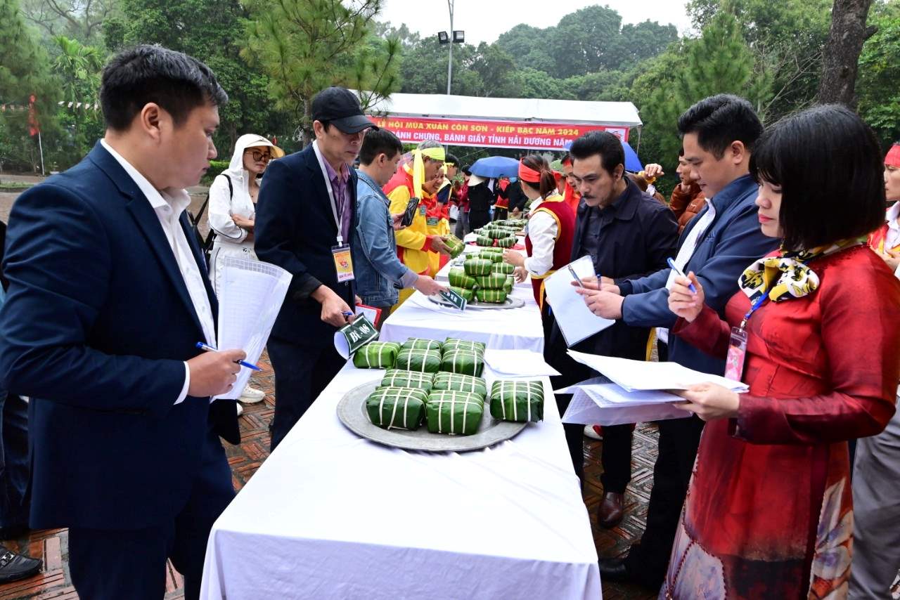 Sản phẩm đã hoàn thành của các đội được trưng bày . Ảnh: Cổng TTĐT Hải Dương