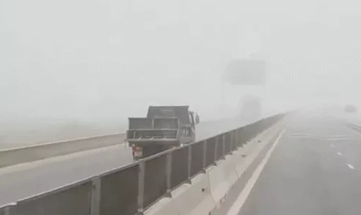 Chiếc xe tải lao ngược chiều trên cao tốc trong sương mù dày đặc. Ảnh cắt từ clip.