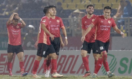 Bùi Hoàng Việt Anh ghi bàn thắng duy nhất giúp Công an Hà Nội thắng 1-0 trên sân Sông Lam Nghệ An. Ảnh: Sóng Nghệ