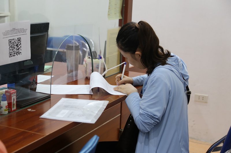 Người lao động làm thủ tục hưởng trợ cấp thất nghiệp ở Trung tâm giới thiệu việc làm Hà Nội. Ảnh: Hạnh An