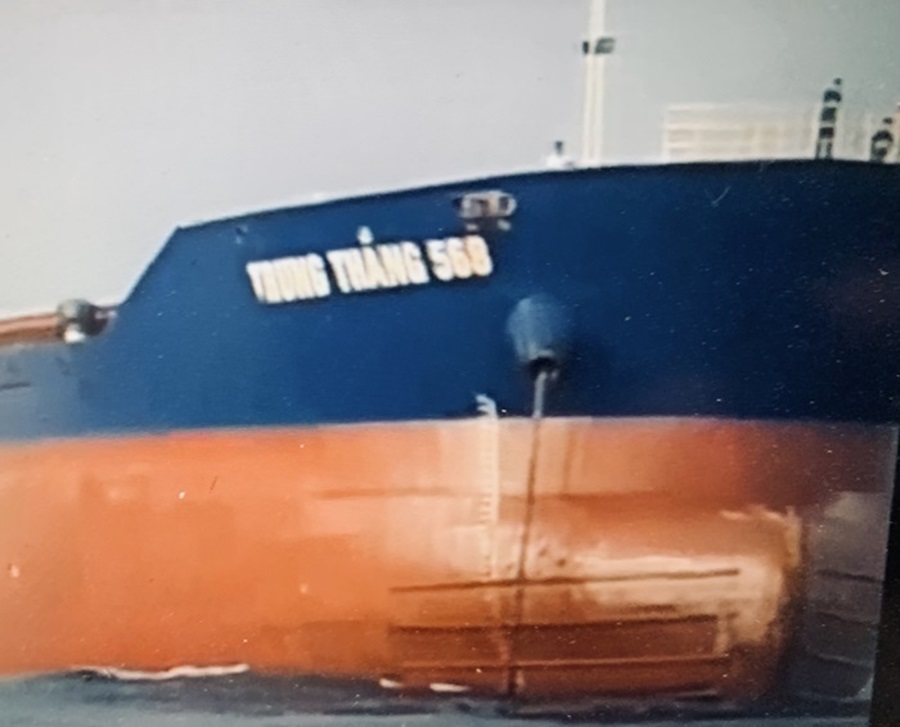 Tàu chở hàng Trung Thắng 568 có trọng tải toàn phần trên 13.500 tấn hiện vẫn đang ở vùng biển Quảng Ngãi. Ảnh: Ngọc Viên