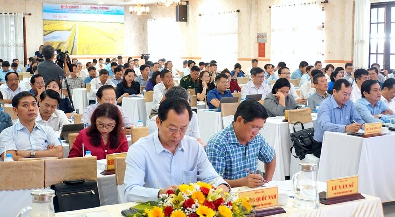Các đại biểu dự hội nghị cho rằng năm 2024 sẽ khó khăn cho ngàng tôm, nhất là khâu tổ chức sản xuất. Ảnh: Nhật Hồ