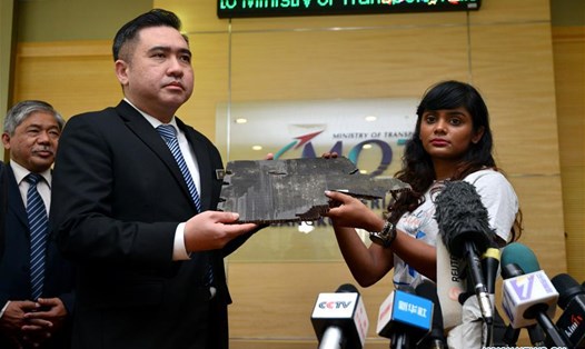 Một mảnh vỡ của MH370 được công bố trong cuộc họp báo về máy bay mất tích ở Putrajaya, Malaysia năm 2018.  Ảnh: Xinhua