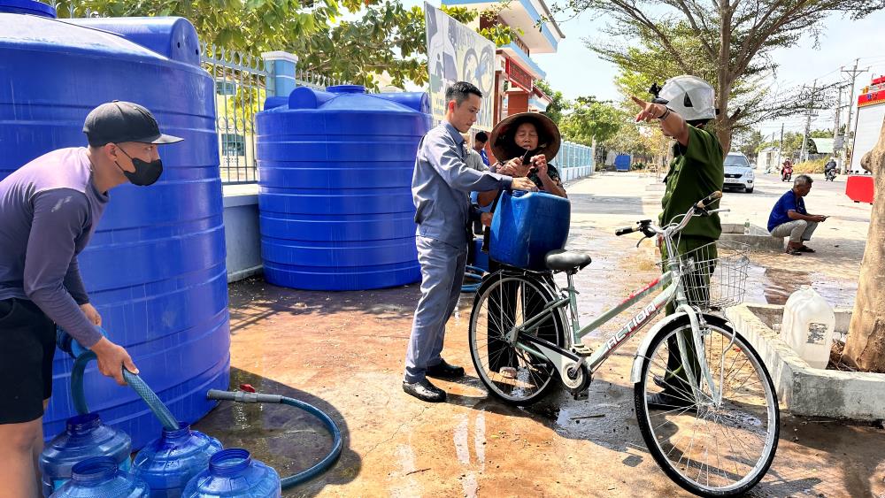 Người dân ở xã Hàm Thắng, Hàm Thuận Bắc, Bình Thuận phải mang thùng đi bơm nước về dùng tạm hôm 7.2. Ảnh: Duy Tuấn