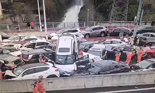 Không khí lạnh khiến đường cao tốc tại Trung Quốc đóng băng, gây ra một vụ tai nạn với hơn 100 ô tô đâm nhau. Ảnh: Chụp màn hình