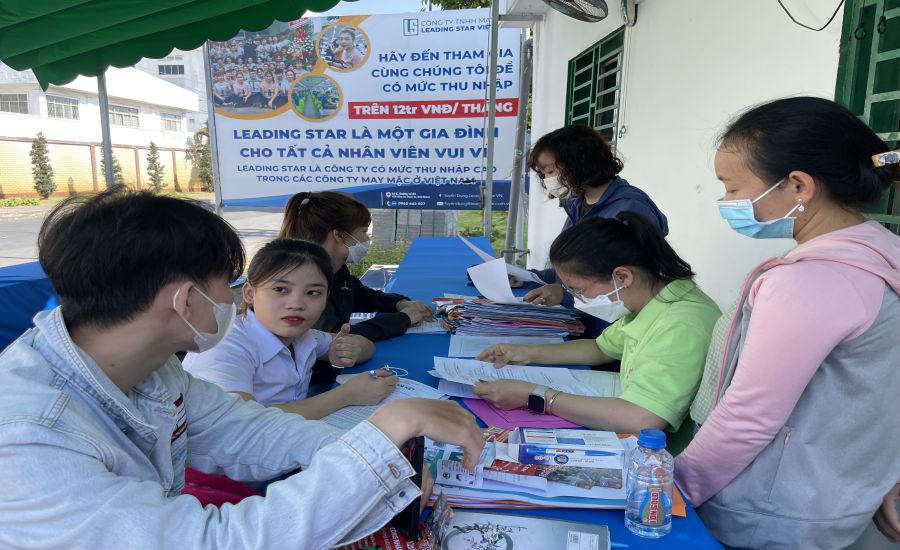 Công ty may mặc ở Bình Dương đang tuyển dụng số lượng lớn lao động sau Tết. Ảnh: Đình Trọng