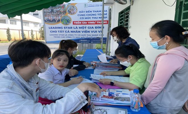 Doanh nghiệp kê bàn ra đường, chào mời mức lương 12 triệu đồng/tháng để tuyển lao động