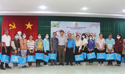 Ông Nguyễn Trúc Giang - Phó Giám đốc Sở Y tế, Chủ tịch Công đoàn ngành (thứ 6 từ trái sang) tặng quà cho đoàn viên, NLĐ. Ảnh: CTV