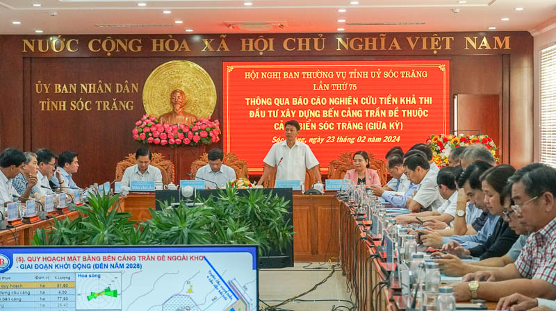 Ông Lâm Văn Mẫn - ủy viên Ban chấp hành Trung ương Đảng, Bí thư Tỉnh ủy Sóc Trăng phát biểu tại Hội nghị. Ảnh: Phương Anh