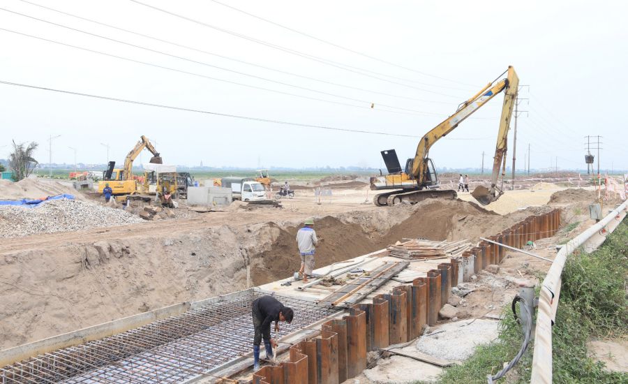 Đẩy nhanh tiến độ thi công tuyến số 1 thuộc dự án đầu tư xây dựng các tuyến đường trục kết nối với các khu chức năng trong Khu kinh tế Thái Bình. Ảnh: Nam Hồng
