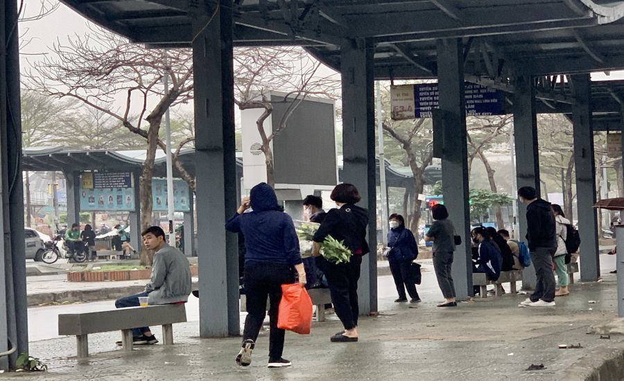 Trạm trung chuyển Long Biên đông khách chờ xe buýt vào sáng 22.2. Ảnh: Nhật Minh