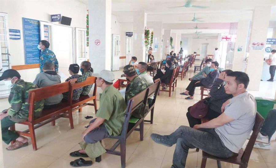 Người dân đến làm thủ tục khám bệnh tại Bệnh viện Đa khoa tỉnh Hà Tĩnh. Ảnh: Trần Tuấn