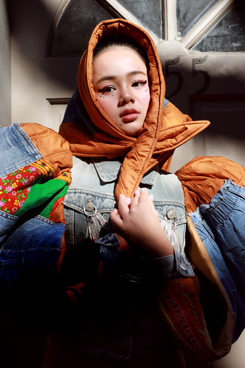 Đây không phải lần đầu Maika Ngọc Khánh diện bộ sưu tập này. Cô bé từng gây ấn tượng khi thể hiện hoạt cảnh “Cướp vợ” trong bộ sưu tập “Ẳn xư mờây ỏ - Một chiếc áo mới” tại Vietnam International Fashion Week 2023.  