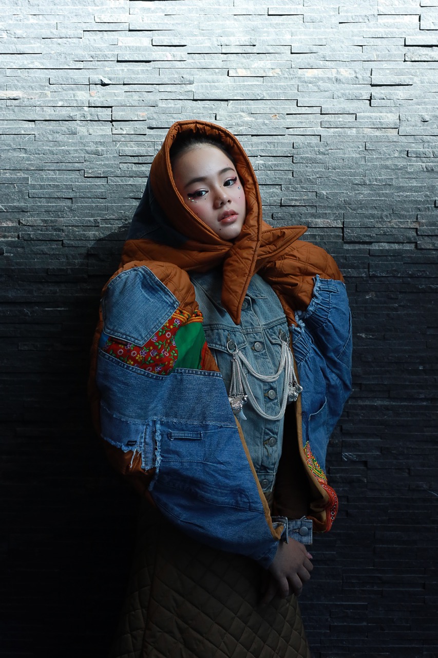 Maika Ngọc Khánh thể hiện thần thái tự tin khi diện lên mình bộ trang phục độc đáo lấy cảm hứng từ chất liệu thổ cẩm.  