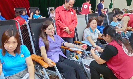 Bà Lương Thị Hoa - Bí thư Huyện ủy Như Xuân (thứ hai, trái sang) - tham gia hiến máu tình nguyện. Ảnh: Đoàn Lưu