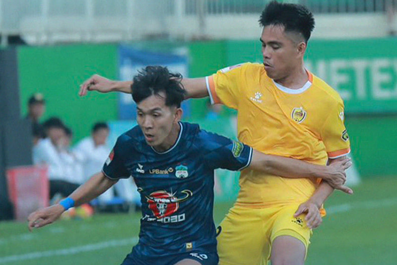 Hoàng Anh Gia Lai (áo xanh) không thể đánh bại Quảng Nam. Ảnh: HAGL FC