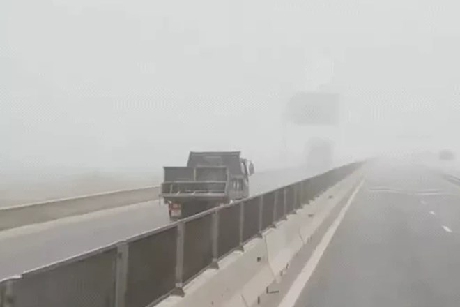 Chiếc xe tải lao ngược chiều trên cao tốc trong sương mù dày đặc. Ảnh cắt từ clip.