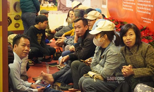 Người dân đợi khai ấn đền Trần Nam Định. Ảnh: Lương Hà