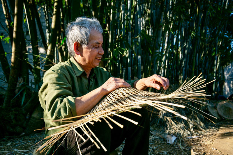 Nghề truyền thống làm nón Chúp Xà.