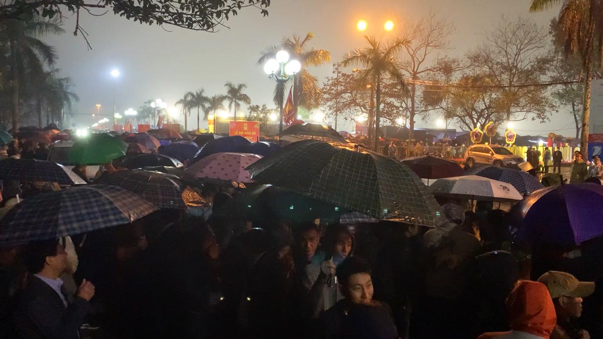 Người dân chen nhau vào sau lễ khai ấn đền Trần Nam Định. Ảnh: Lương Hà