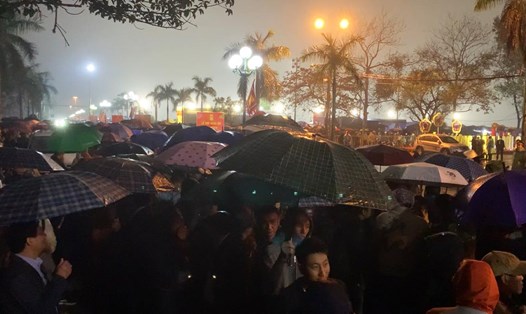 Người dân chen nhau vào sau lễ khai ấn đền Trần Nam Định. Ảnh: Lương Hà