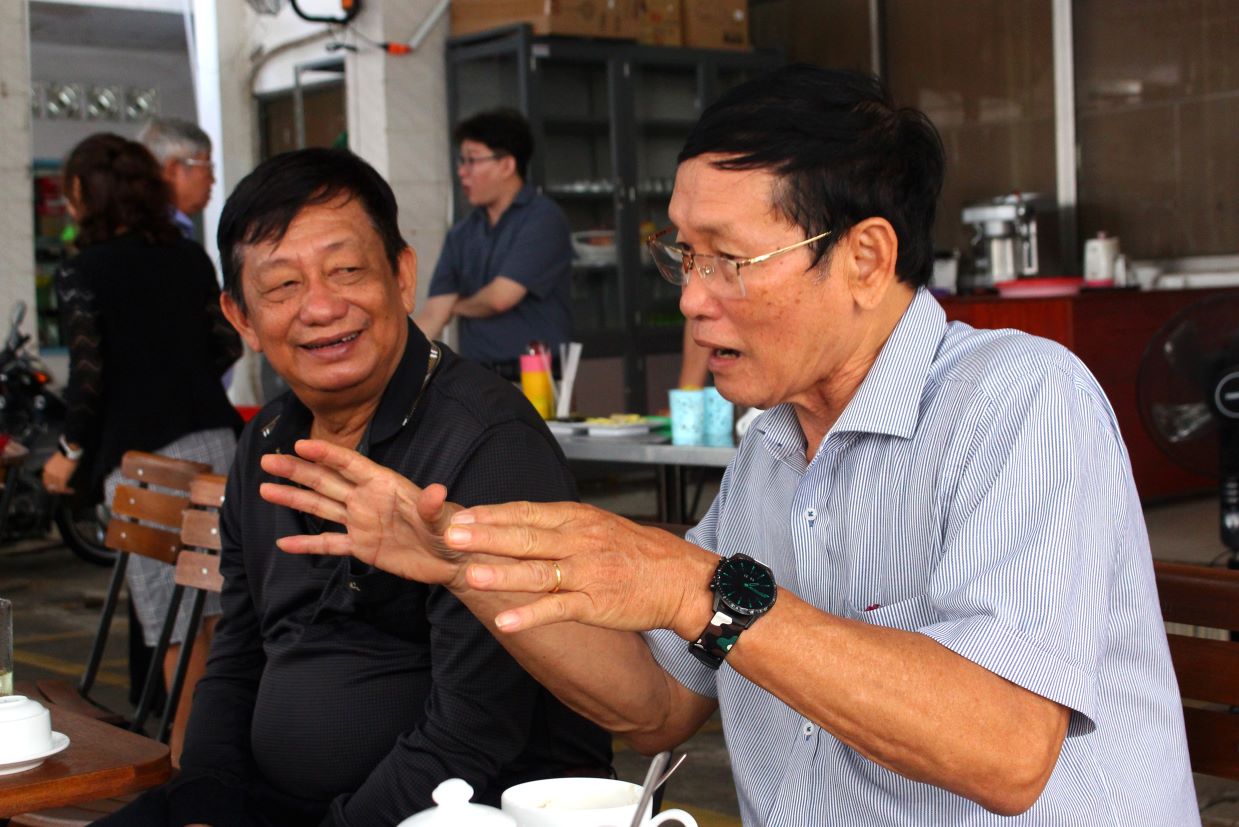 Bác sĩ Đoàn Văn Hồng, nguyên Giám đốc Sở Y tế tỉnh Đồng Tháp hào hứng trao đổi, chia sẻ với các thầy thuốc tại điểm cà phê. Ảnh: Tùng Linh 
