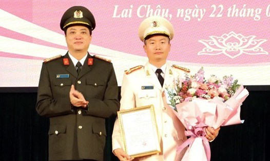 Đại tá Nguyễn Tuấn Hưng (phải) nhận quyết định điều động, bổ nhiệm. Ảnh: CAT Lai Châu