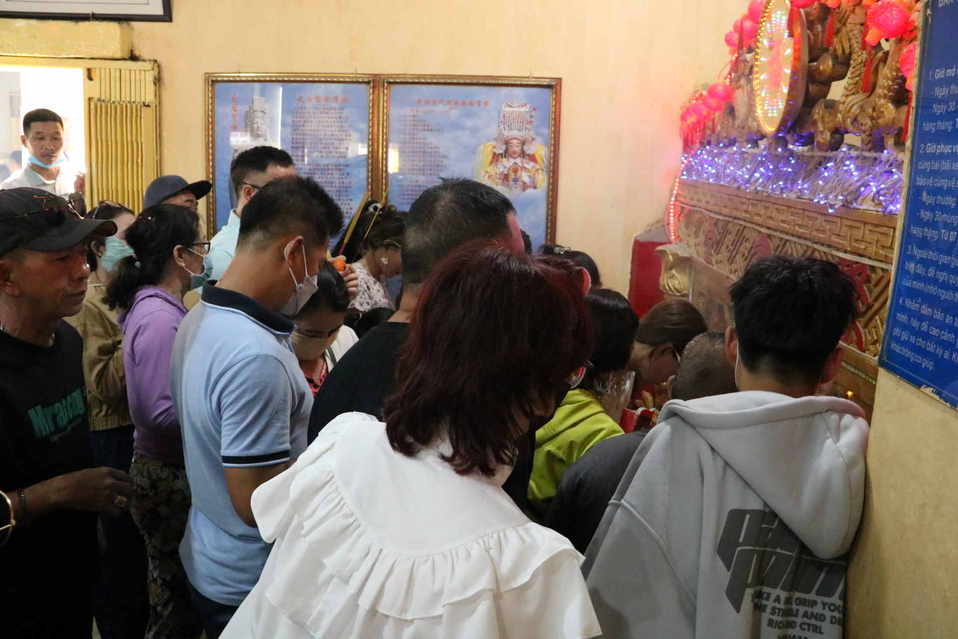 Chen nhau bốc tro đem về nhà cầu may là mê tín Ảnh: Đình Trọng