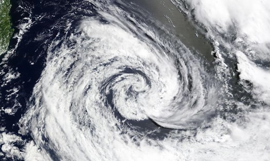 Ảnh vệ tinh bão Akará, cơn bão hiếm thấy ở phía nam Đại Tây Dương. Ảnh: NASA