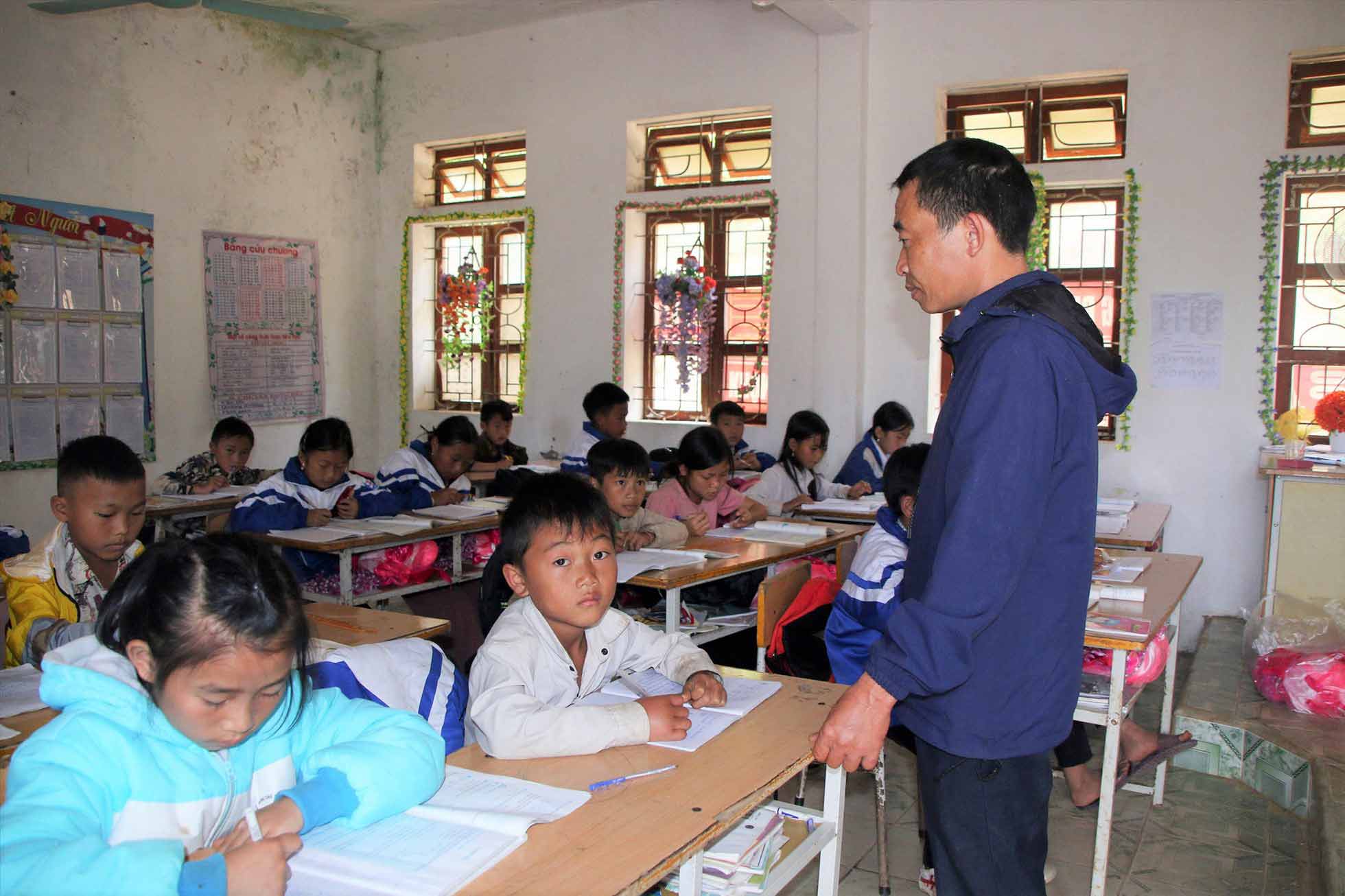 Giáo viên và học sinh huyện miền núi Kỳ Sơn (Nghệ An) trong giờ lên lớp. Ảnh: Hữu Vi