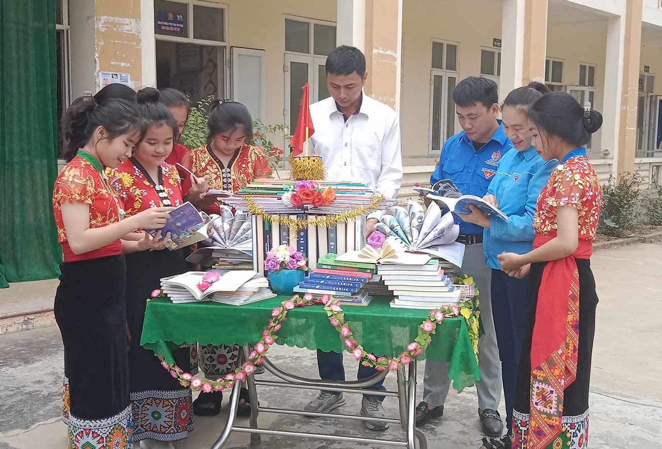Giáo viên và học sinh trường phổ thông dân tộc bán trú THCS Yên Thắng, huyện Tương Dương (Nghệ An) trong ngày hội đọc sách. Ảnh: Hải Đăng