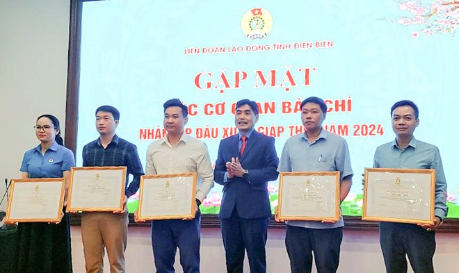 Phóng viên Báo Lao Động được LĐLĐ tỉnh Điện Biên tặng Bằng khen