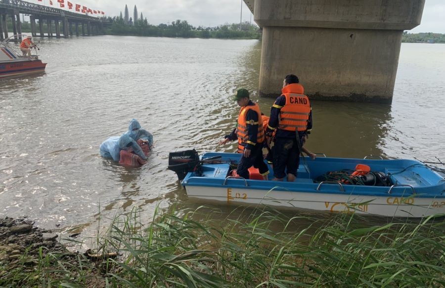 Lực lượng cứu hộ tìm thấy thi thể nạn nhân. Ảnh: Công an Quảng Trị.