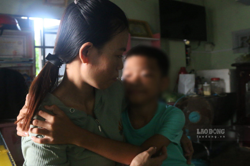 Cậu bé Bảo ôm chầm lấy mẹ sau bao ngày nhung. Ảnh: Nguyễn Minh