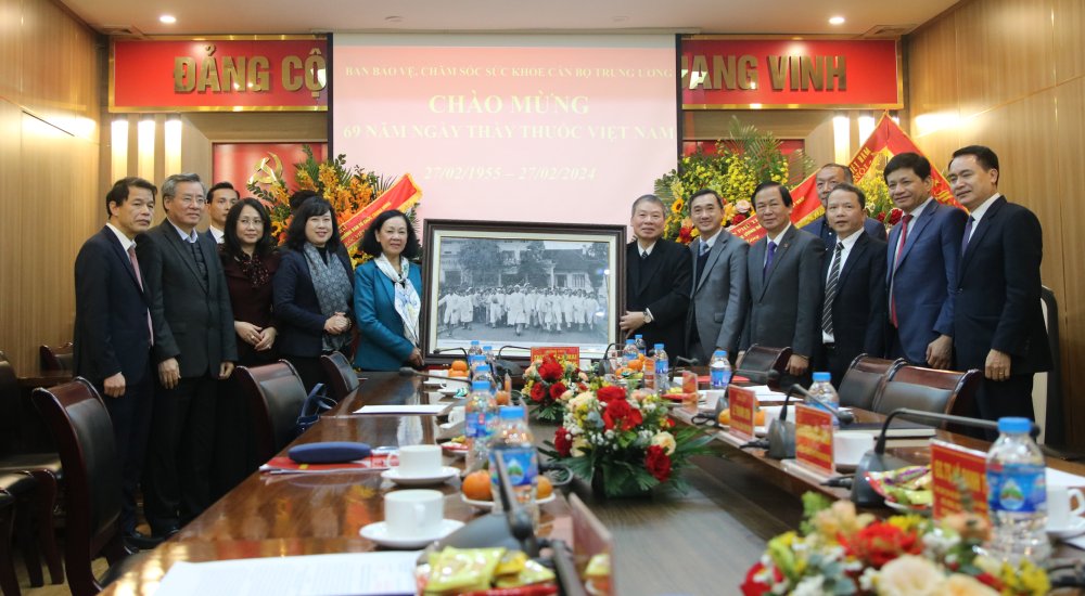 Thường trực Ban Bí thư Trương Thị Mai tặng bức ảnh “Chủ tịch Hồ Chí Minh thăm Bệnh viện Bạch Mai, Hà Nội (tháng 3.1960)” cho Ban Bảo vệ, chăm sóc sức khỏe cán bộ Trung ương. Ảnh: T.Vương