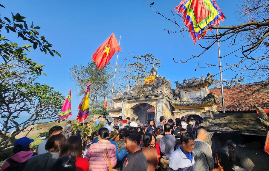 Du khách đi lễ tại đền Độc Cước, Sầm Sơn, Thanh Hóa. Ảnh: T.L
