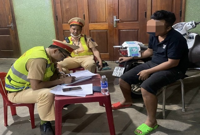 Cảnh sát giao thông bắt giữ nghi phạm lừa đảo chiếm đoạt tài sản