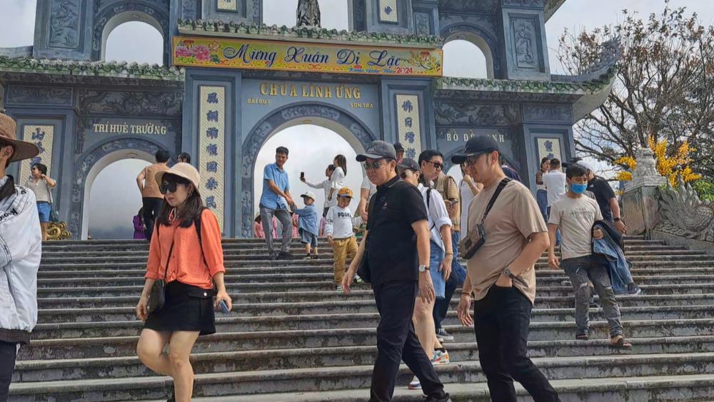 Người dân đi hàng chục cây số đến chùa Linh Ứng Đà Nẵng dịp Tết Nguyên tiêu