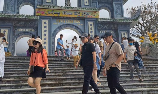 Người dân đi hàng chục cây số đến chùa Linh Ứng Đà Nẵng dịp Tết Nguyên tiêu