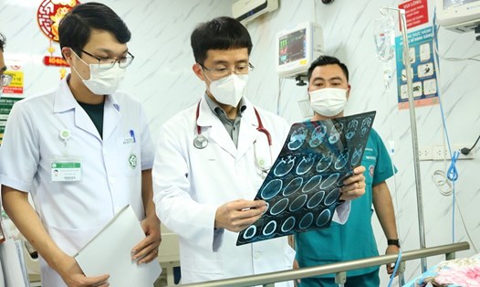 PGS.TS Mai Duy Tôn (đứng giữa) thăm khám cho bệnh nhân đang điều trị tại Trung tâm Đột quỵ - Bệnh viện Bạch Mai. Ảnh: BVCC