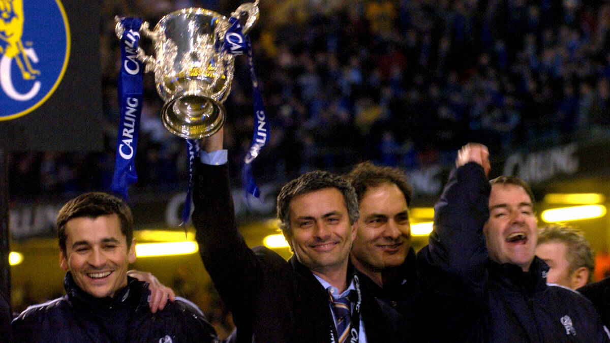 League Cup là danh hiệu đầu tiên Jose Mourinho giành được ở Anh.  Ảnh: Sky Sports