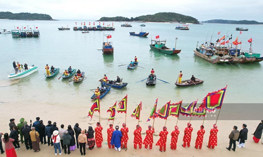 Lễ hội Mở cửa biển lần đầu được tổ chức tại xã Thanh Lân, huyện Cô Tô. Ảnh: Thu Báu
