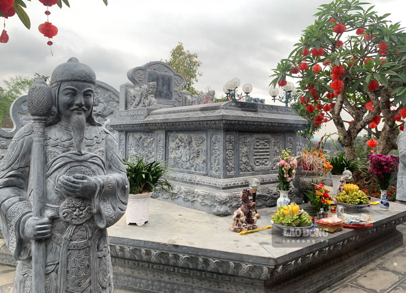 Đền Bảo Hà được xây dựng vào cuối đời Lê Cảnh Hưng, thờ danh tướng Hoàng Bảy họ Nguyễn, người có công bảo vệ và xây dựng Tổ quốc ở cửa ải Lào Cai.
